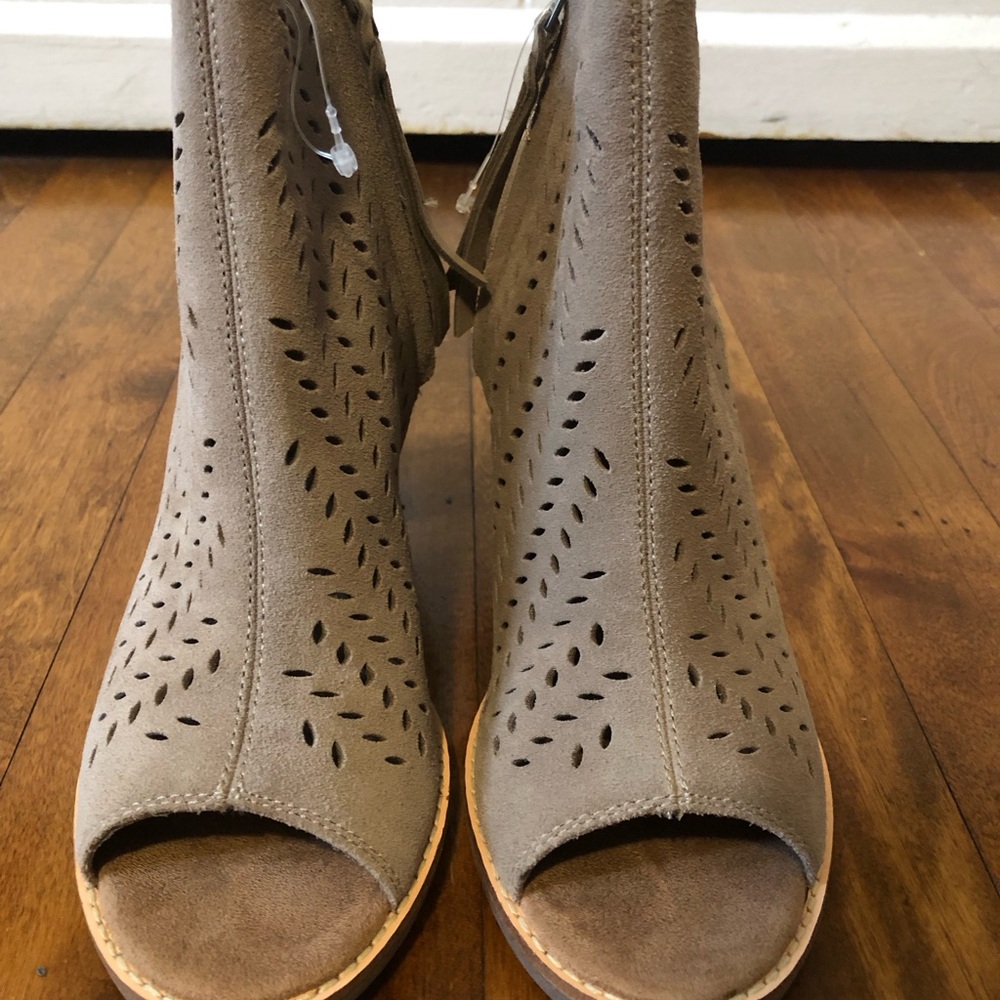 TOMS Majorca Taupe Suede Peep Toe Booties Stacked Heel Size 6.5